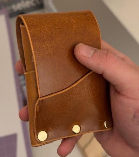 Stitchless rivet wallet