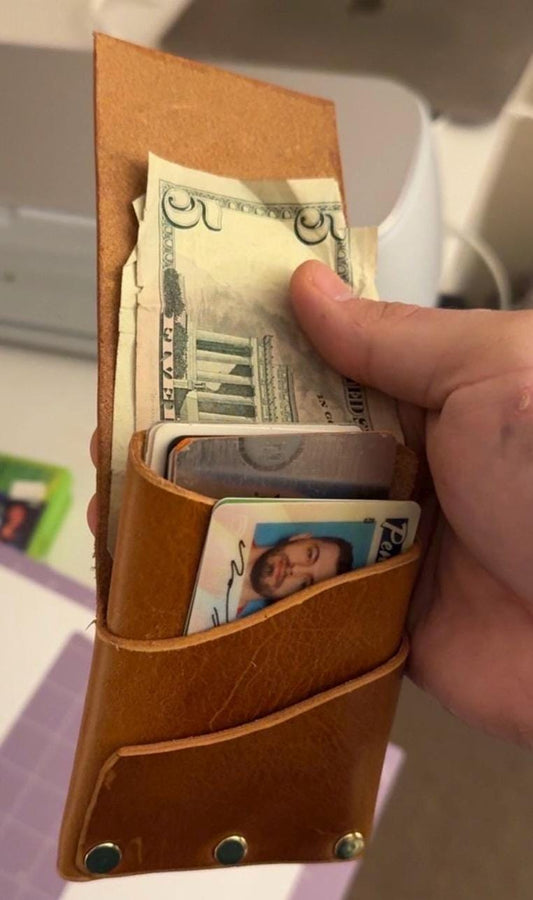 Stitchless rivet wallet